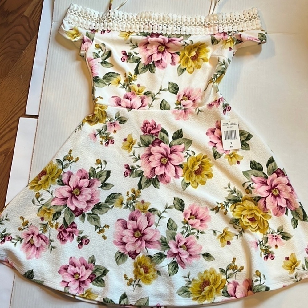 New with tags B.Smart floral dress size 9.
